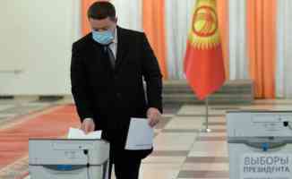 Kırgızistan&#039;da halk erken cumhurbaşkanlığı seçimleri ve ülkenin yönetim şeklini belirlemek için sandık başına gitti