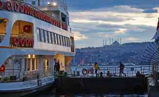 Olumsuz hava koşulları İstanbul Boğazı&#039;nda deniz ulaşımını etkiledi