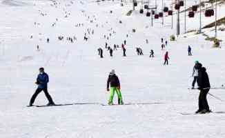 Erciyes&#039;te pistler kayakseverlerle doldu