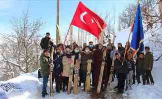 Hakkarili gençlerin tahta kayak takımlarıyla kayma çabasına öğretmen ve öğrenciler de eşlik etti