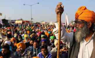Hindistan&#039;da protestocu çiftçiler kara yollarını trafiğe kapattı