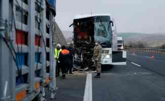 Şanlıurfa&#039;da yolcu otobüsü tıra arkadan çarptı: 3 ölü, 30 yaralı