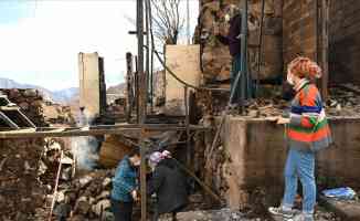 Yusufeli&#039;nde evleri kullanılmaz hale gelen yangınzedeler, enkazda değerli eşyalarını arıyor