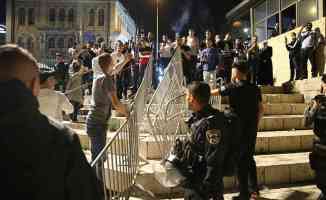 İsrail polisi geri adım attı, Filistinliler Şam Kapısı’ndaki barikatları kaldırdı