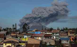Endonezya&#039;da faaliyete geçen Sinabung Yanardağı kül püskürtmeye başladı