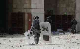 İsrail polisi, Mescid-i Aksa&#039;da AA kameramanı Fayiz Ebu Rumeyle&#039;ye saldırarak darbetti