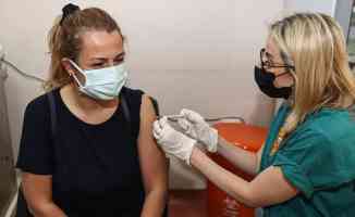 Kovid-19&#039;la mücadelede uygulanan haftalık aşı sayısı haziranda 4 kat arttı