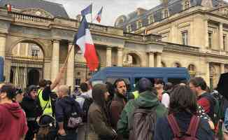 Fransa’da Kovid-19 aşı zorunluluğu ve sağlık ruhsatı uygulaması karşıtlarından Danıştayın önünde protesto