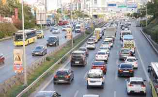 İstanbul&#039;da trafik yoğunluğu yaşanıyor