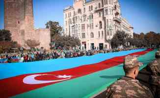 Azerbaycan&#039;ın Karabağ zaferinin 1. yılında binlerce kişi Bakü&#039;de yürüdü