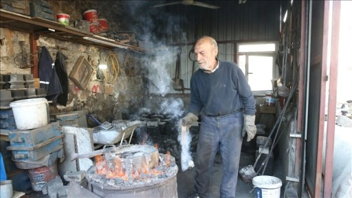 25 metrekarelik atölyesinde atıkları ekonomiye kazandırıyor