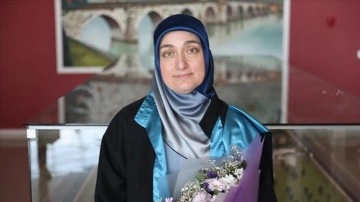 28 Şubat mağduru Zehra Başoğlu üniversiteden mezun olmanın sevincini yaşadı