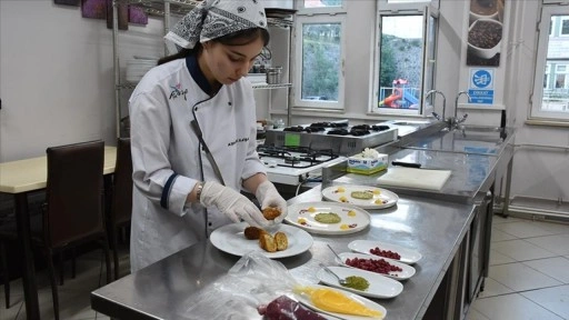 30 ülkenin yemeklerinin yarıştığı festivalden "Yılın En İyi Lisesi" ünvanıyla döndüler