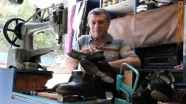 57 yıldır ayakkabı boyayarak ekmeğini kazanıyor