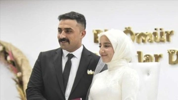 6 Şubat depremlerinde enkazdan çıkarılan kız, kendisini kurtaran itfaiye eriyle evlendi
