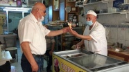 74 yaşındaki dondurmacı 6 saatlik izinde hizmete devam etti