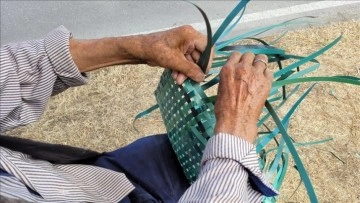 84 yaşındaki Hamdi Usta, atık plastikleri sepete dönüştürüyor
