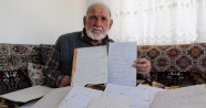 86 yaşındaki Arif dede, kasabada vefat edenlerin listesini tutuyor