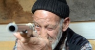 86 yaşındaki Ramazan dede, derme-çatma barakasında orijinal silah imal ediyor