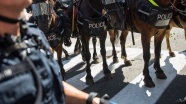 ABD'de atlı polislerin kelepçeyle arkalarında yürüttüğü siyahiden 1 milyon dolarlık dava
