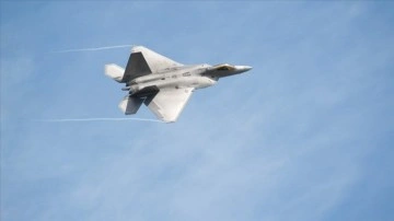 ABD'nin gönderdiği F-22 savaş uçakları BAE'ye ulaştı