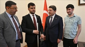 Adalet Bakanı Tunç, görme engelli ilk hakim adayı Kılıç ile görüştü