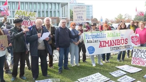 Adalılardan İBB binası önünde "azmanbüs" tepkisi