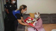 Adana'da polis su basan hastanede boğulmaktan kurtardığı kadınla buluştu