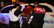 Adana’da torbacıyı gözaltına alan polise saldırı