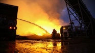 Adana'da yıldırım düşen enerji tesisindeki yangını söndürme çalışmaları devam ediyor