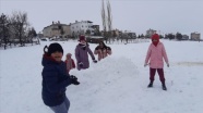 Adana&#039;nın Tufanbeyli ilçesinde kar yağışı hayatı olumsuz etkiliyor