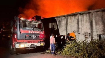 Adana'da ahşap imalathanesinde çıkan yangın kontrol altına alındı