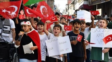 Adana'da çocuklar, Gazze'deki yaşıtlarına destek için bayraklarla yürüdü