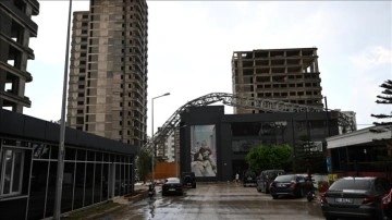 Adana'da etkili olan fırtınada bir inşaattaki kule vinç devrildi