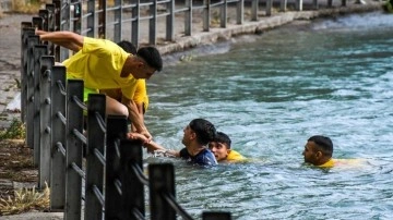 Adana'da "gönüllü cankurtaran"ların sulama kanalı nöbeti