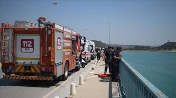 Adana'da köprüden baraj gölüne düşen otomobildeki aynı aileden 4 kişinin cesetleri bulundu