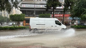 Adana'da sağanak hayatı olumsuz etkiledi