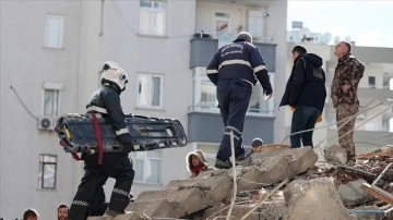 Adana'da yıkılan apartmanlarda arama kurtarma çalışmaları sürüyor