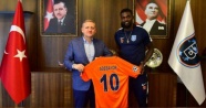 Adebayor ile 2 yıl daha