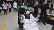 Adıyaman'da Kovid-19 tedavisi tamamlanan 79 yaşındaki hasta alkışlarla taburcu edildi