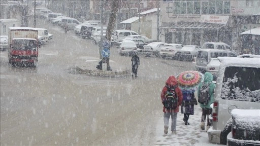 Adıyaman'da sağanak, Darende ve Çelikhan'da kar yağışı etkili oluyor