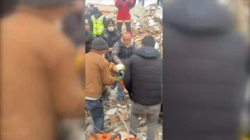 Adıyaman'da bir kadın ile çocuk depremden 102 saat sonra enkazdan kurtarıldı