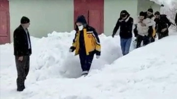 Adıyaman'da yaralıya ulaşmak için 30 kilometre kar temizlendi