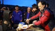 AFAD ve Türk Kızılayından Afrinlilere sıcak yemek ikramı