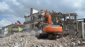 Afşin'de ağır hasarlı yapıların yıkımına başlandı