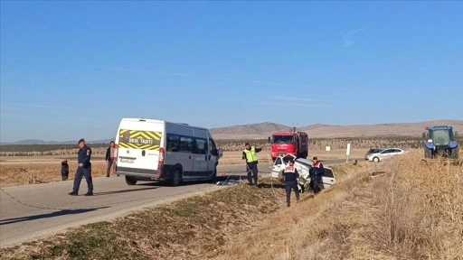 Afyonkarahisar'da okul servis minibüsü ile otomobilin çarpıştığı kazada 3 kişi öldü