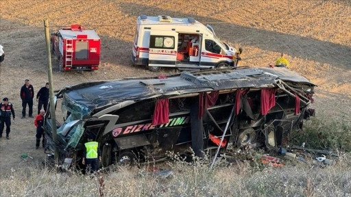 Afyonkarahisar'da yolcu otobüsünün devrildiği kazada 21 kişi yaralandı