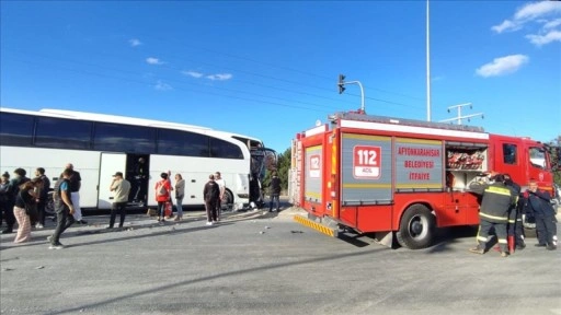 Afyonkarahisar'da yolcu otobüsüyle kamyon çarpıştı, muavin öldü, 19 kişi yaralandı