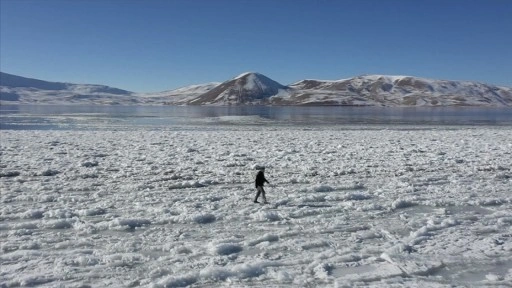 Ağrı'da bir balıkçı buzla kaplı gölün suyu ile yıkanıp, halay çekti