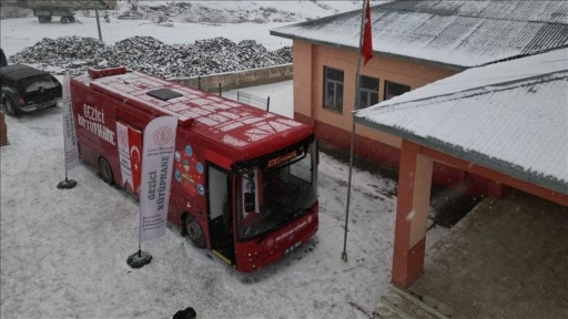 Ağrı'da karlı yolları aşan Gezici Kütüphane köy çocuklarını kitaplarla buluşturuyor